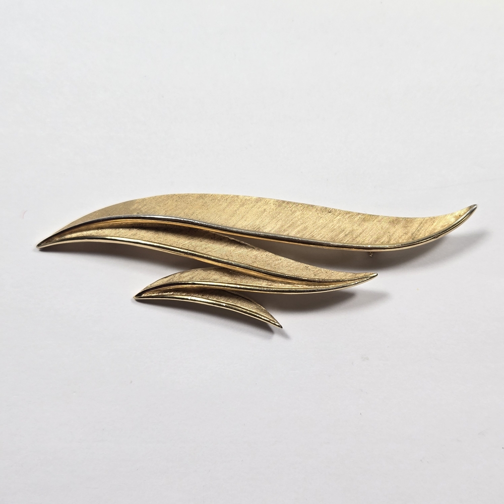 Trifari Gold Tone Wave Zig Zag Brooch Pin